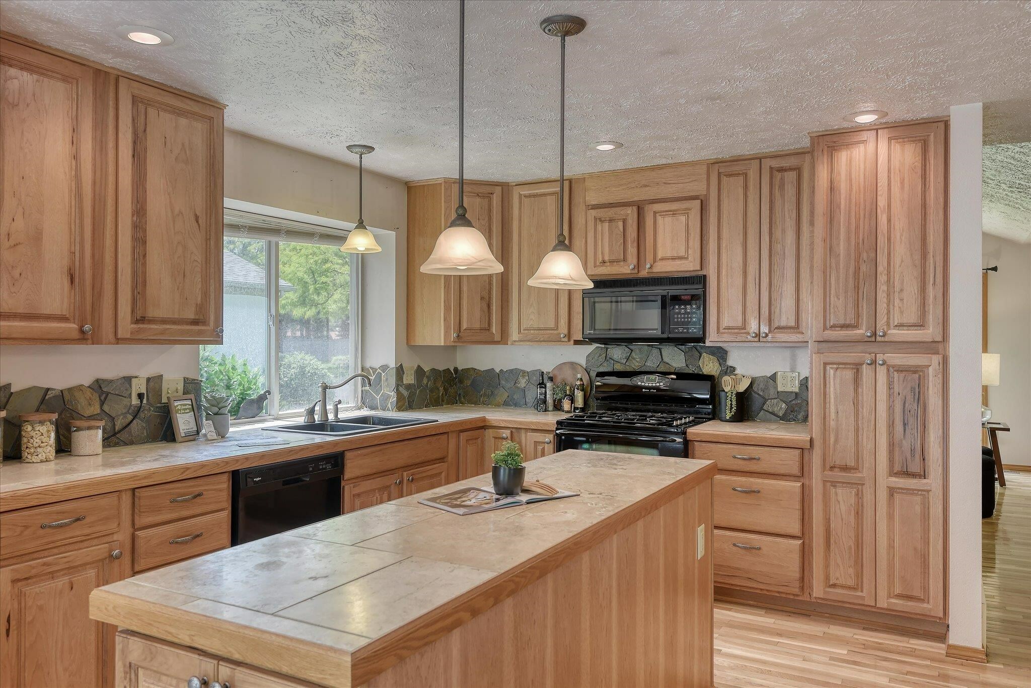 Property Photo: 8410 N Pine Meadows Ln 8410 WA 99026
