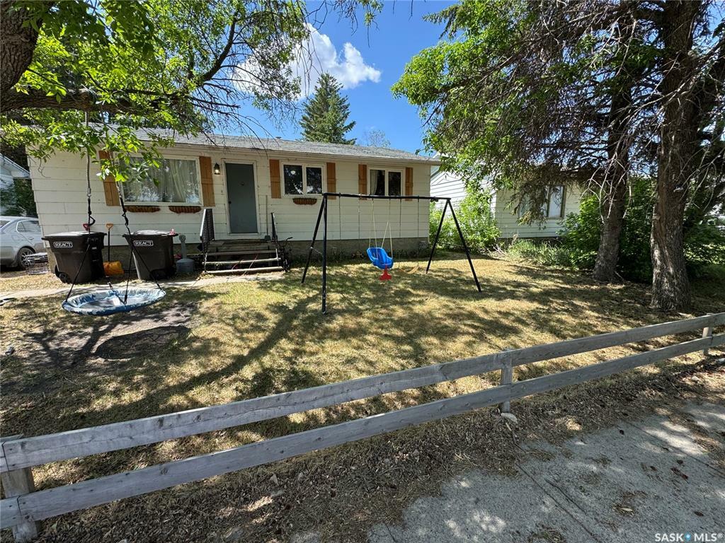 Property Photo: 413 3rd Avenue N SK S0K 2Z0