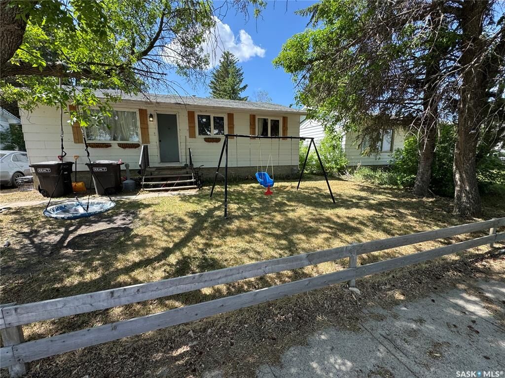 Property Photo: 413 3rd Avenue N SK S0K 2Z0