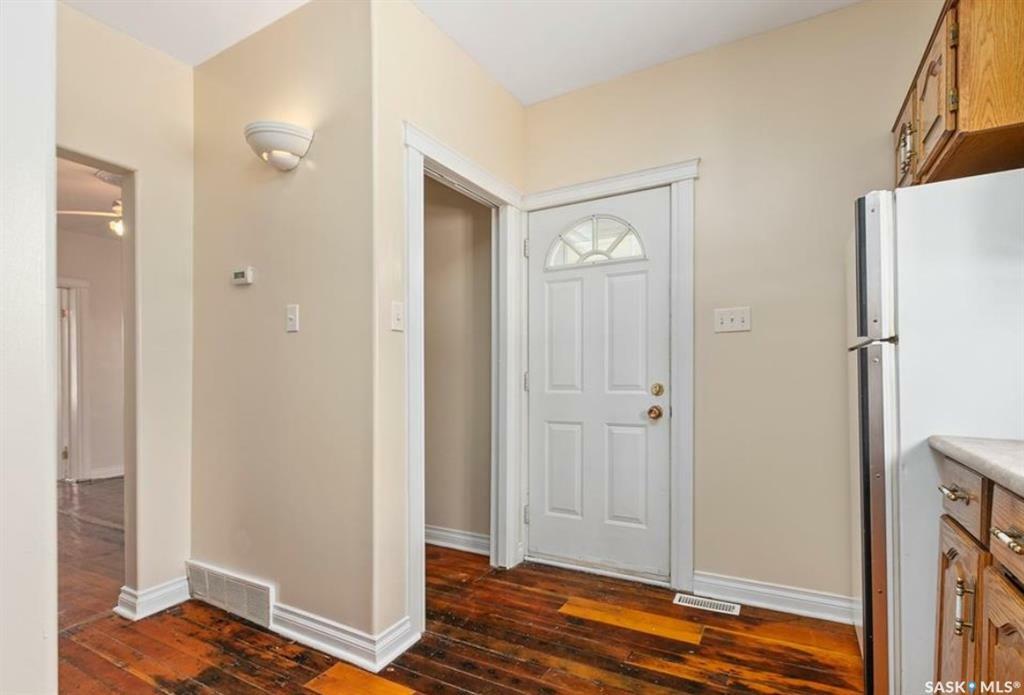 Property Photo:  217 H Avenue S  SK S7M 1W1 