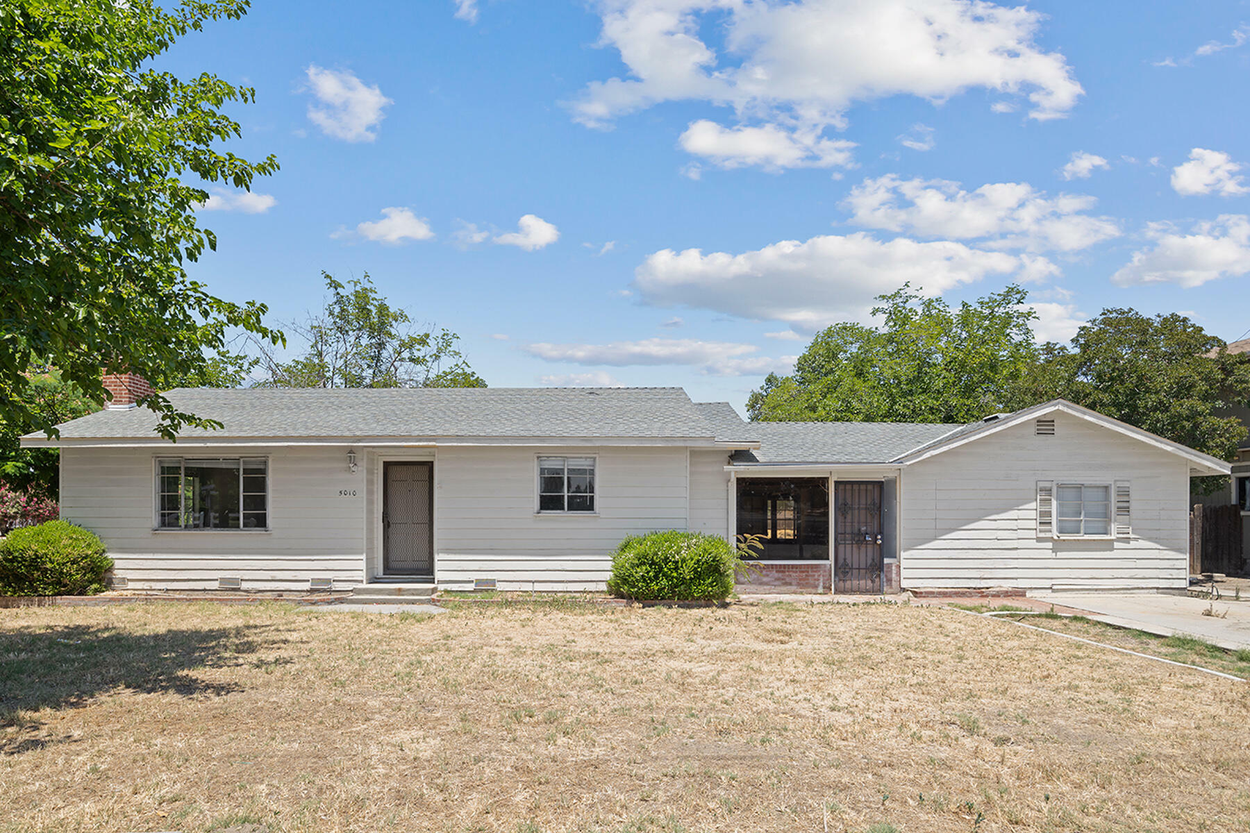 Property Photo:  5010 W Oak Avenue  CA 93291 