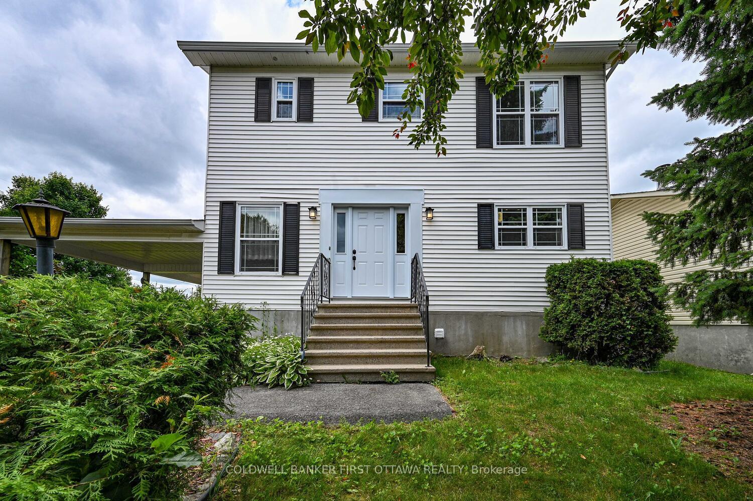 Property Photo: 22 Poole Creek Crescent ON K2S 1G4