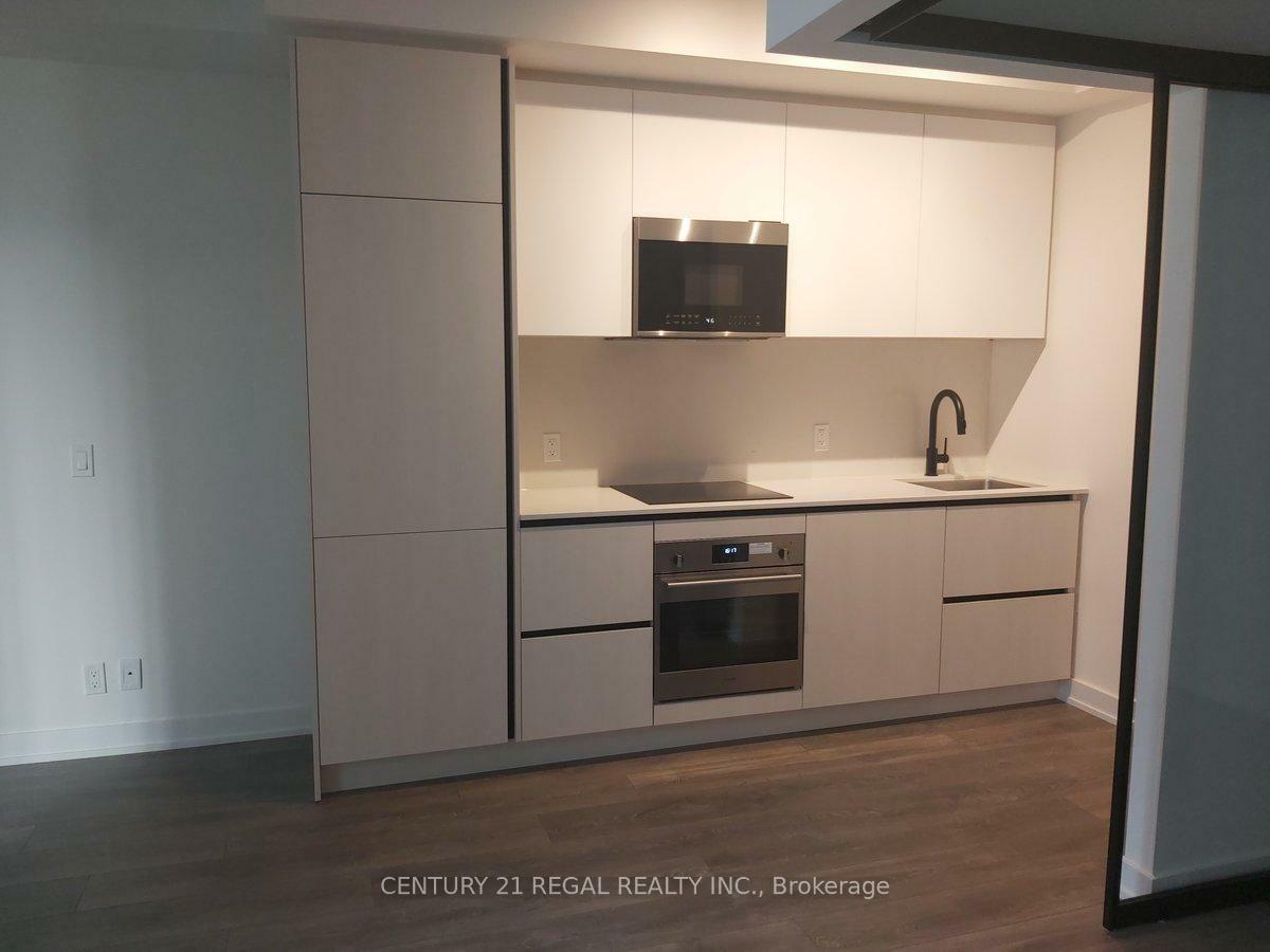 Property Photo: 108 Peter Street 713 ON M5V 0W2