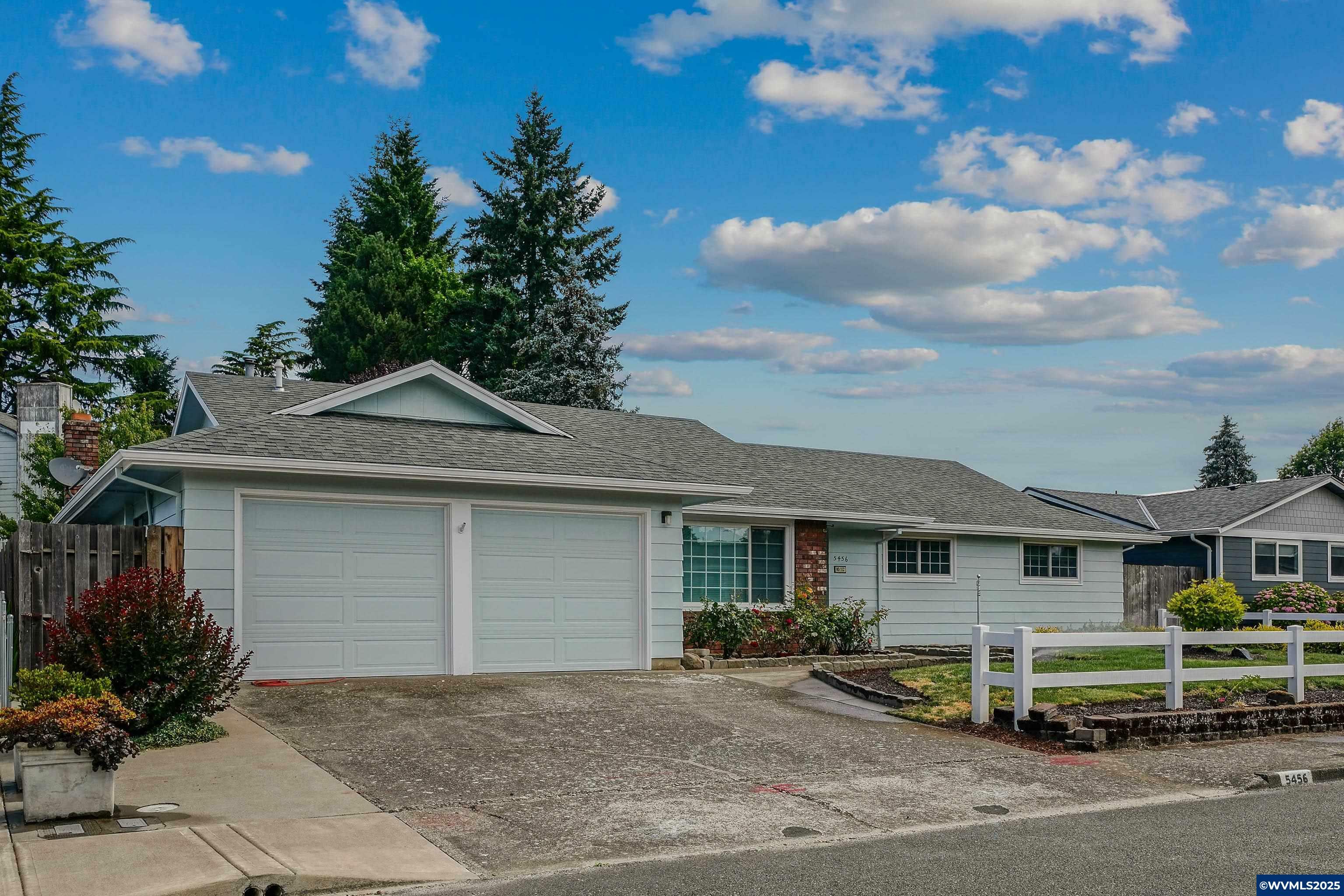 Property Photo: 5456 Chetco Ct NE OR 97303