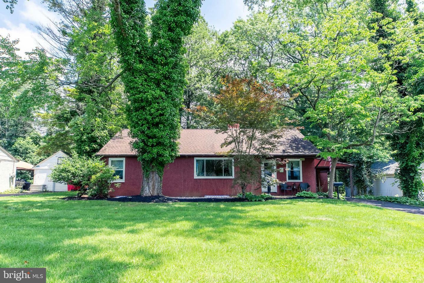 Property Photo: 1042 Thrush PA 19403