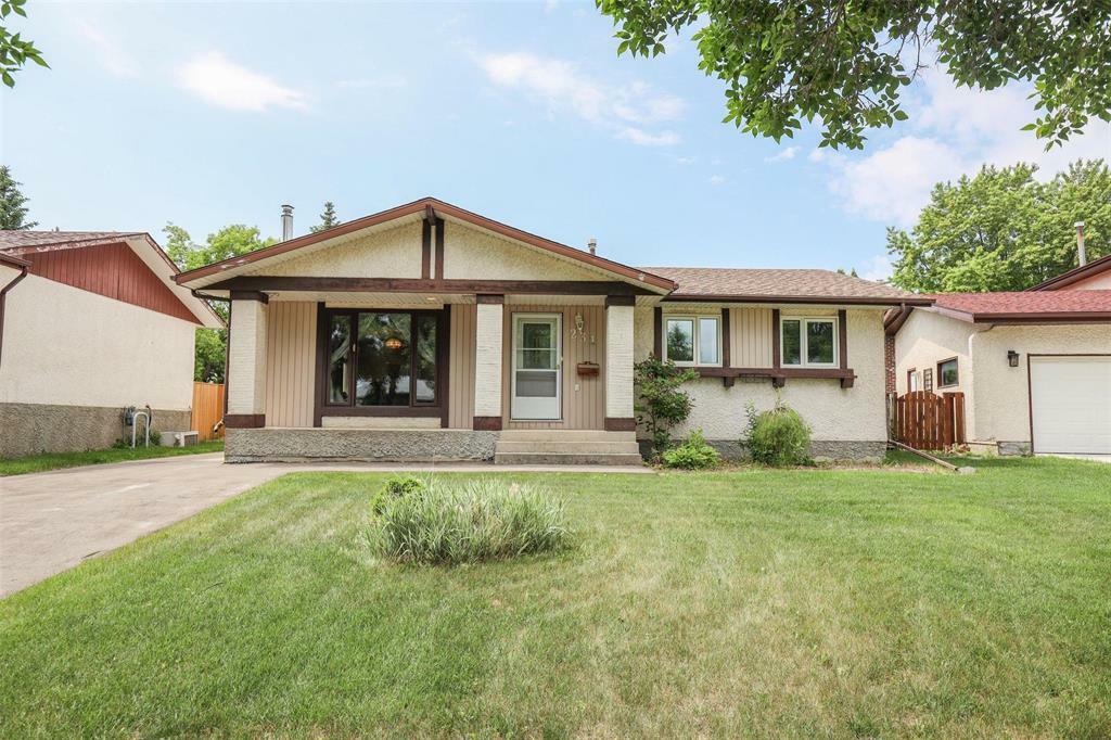 Property Photo: 231 Augusta Drive MB R3T 4H3