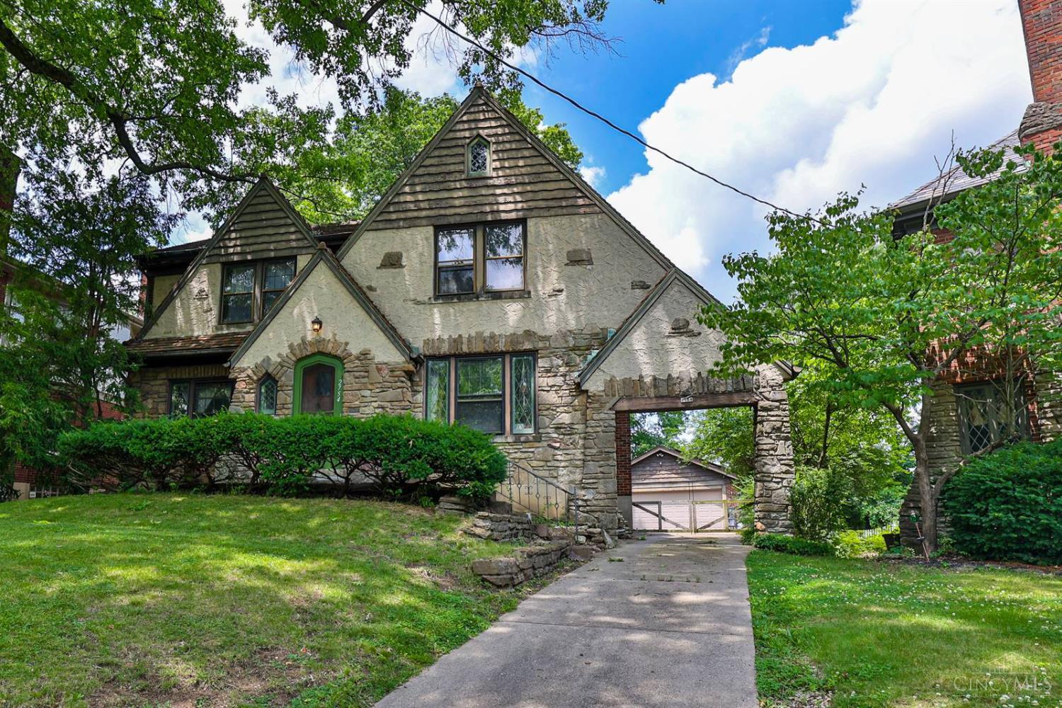 Property Photo: 2754 Powell Drive OH 45211