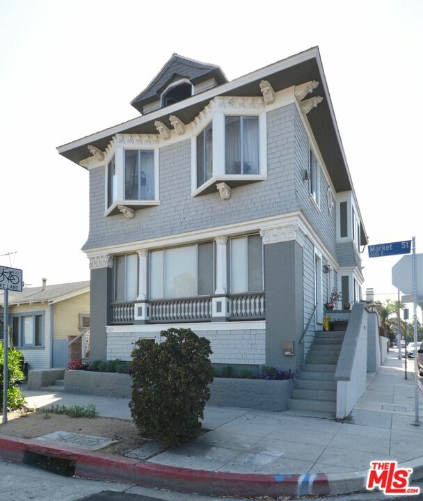 Property Photo: 1366 Riviera Ave CA 90291