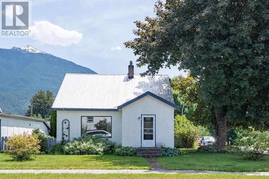 616 Vernon Avenue East  Revelstoke BC V0E 2S0 photo