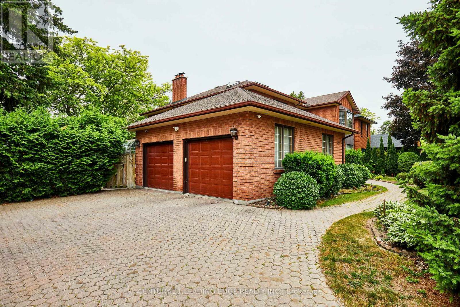 Property Photo: 1127 Oshawa Boulevard North ON L1G 5W2