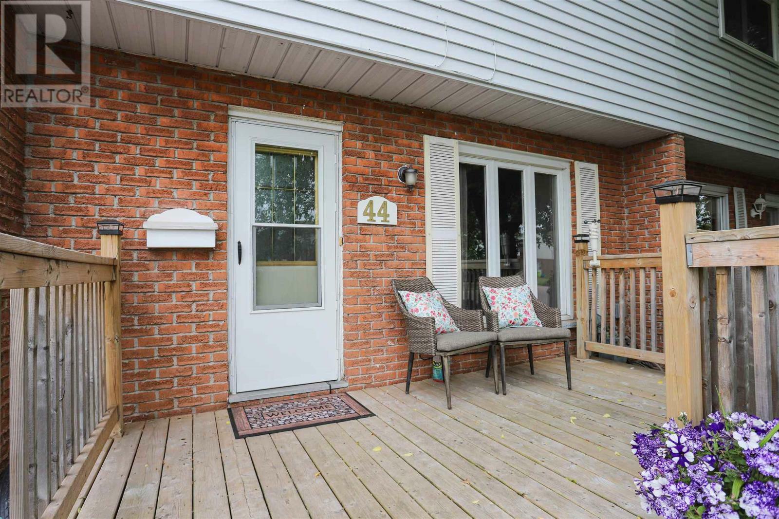 Property Photo: 44 Broadview Dr ON P6C 5T1