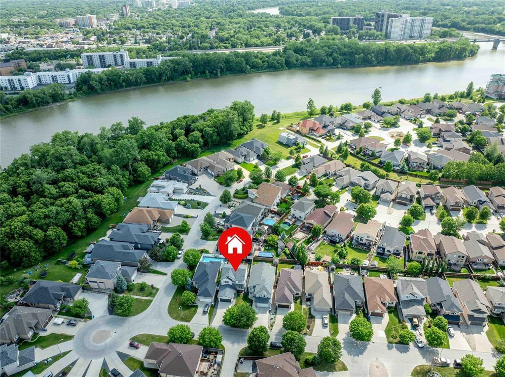 Property Photo: 68 River Ridge Place MB R2V 3K3