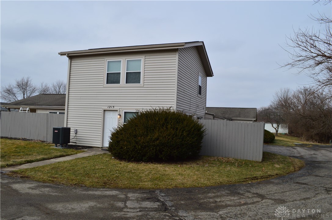 Property Photo: 1215 Robbins Run Court OH 45458