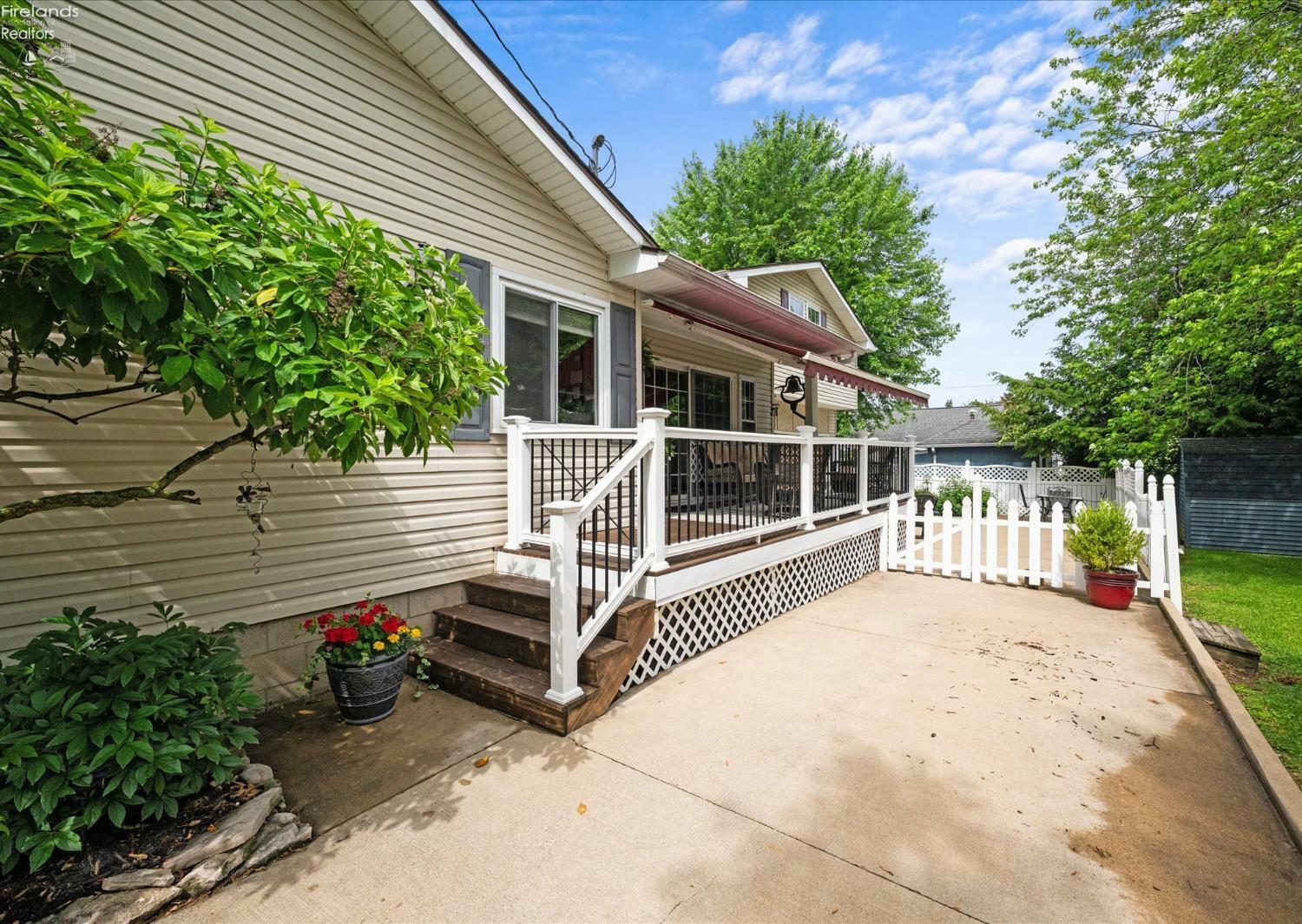 Property Photo: 2089 Willow Cove OH 43440