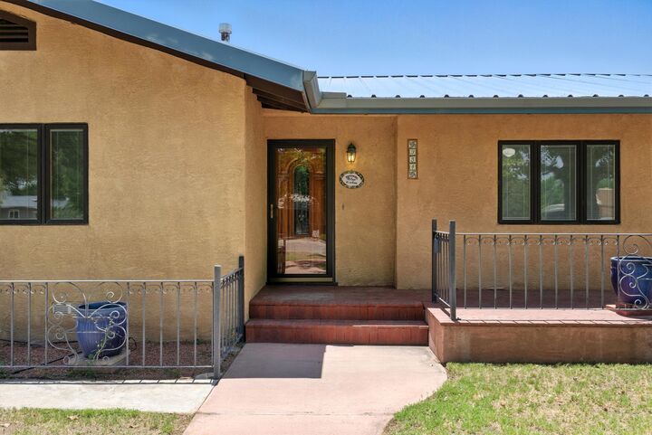 Property Photo: 934 Fairway Road NW NM 87107