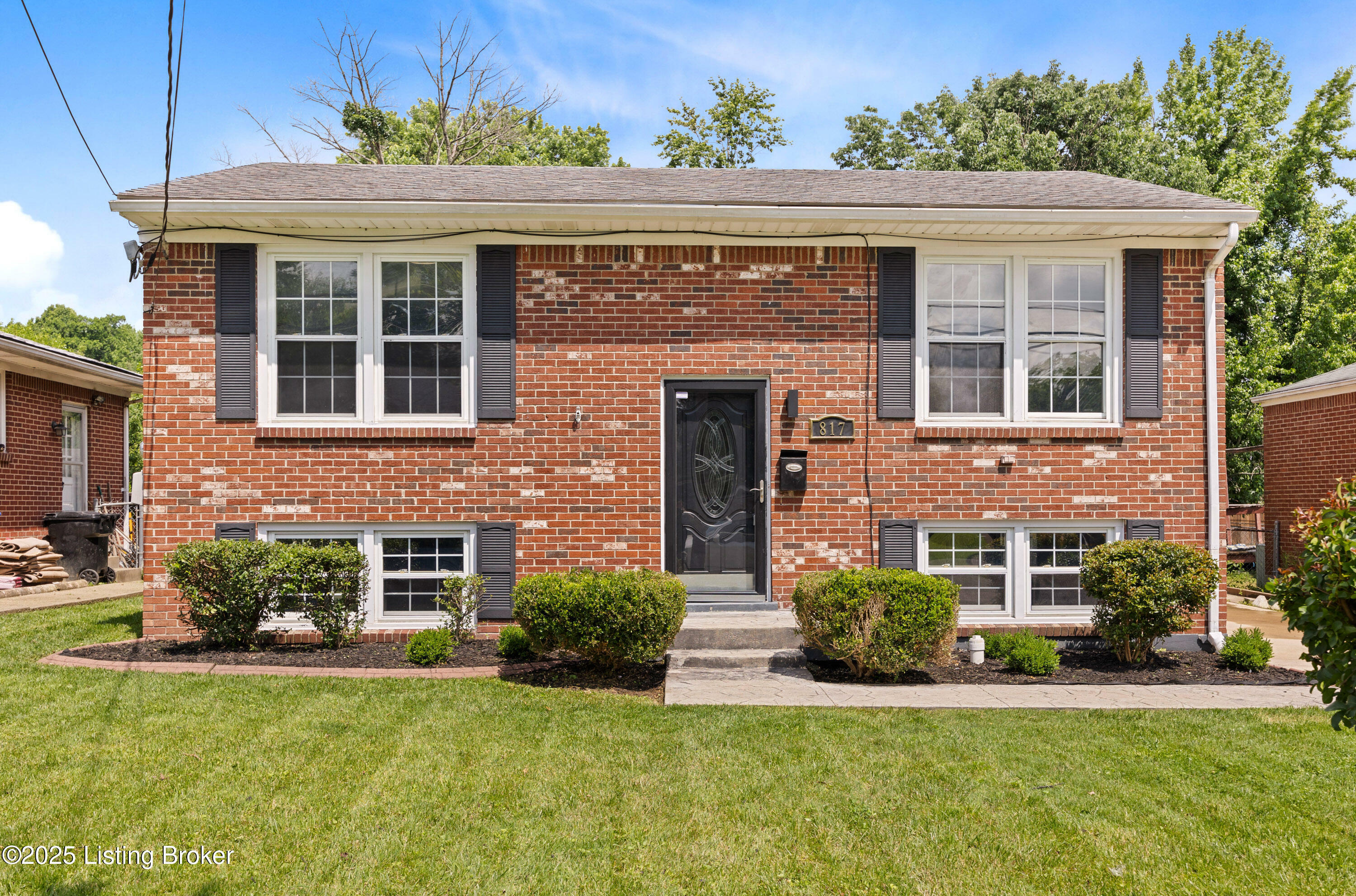 Property Photo: 817 Iroquois Ave KY 40214