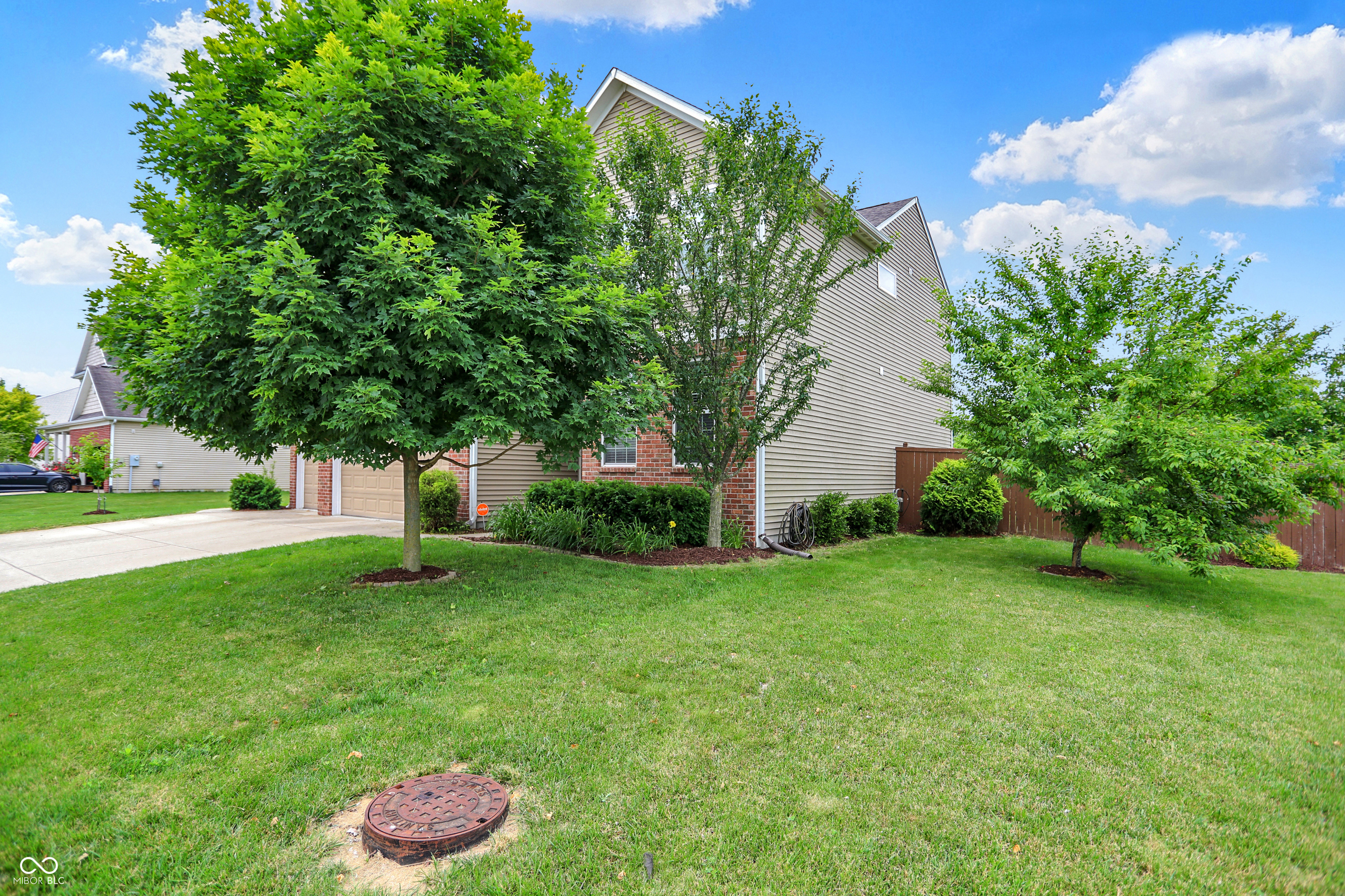 Property Photo: 916 Settlers Walk IN 46112