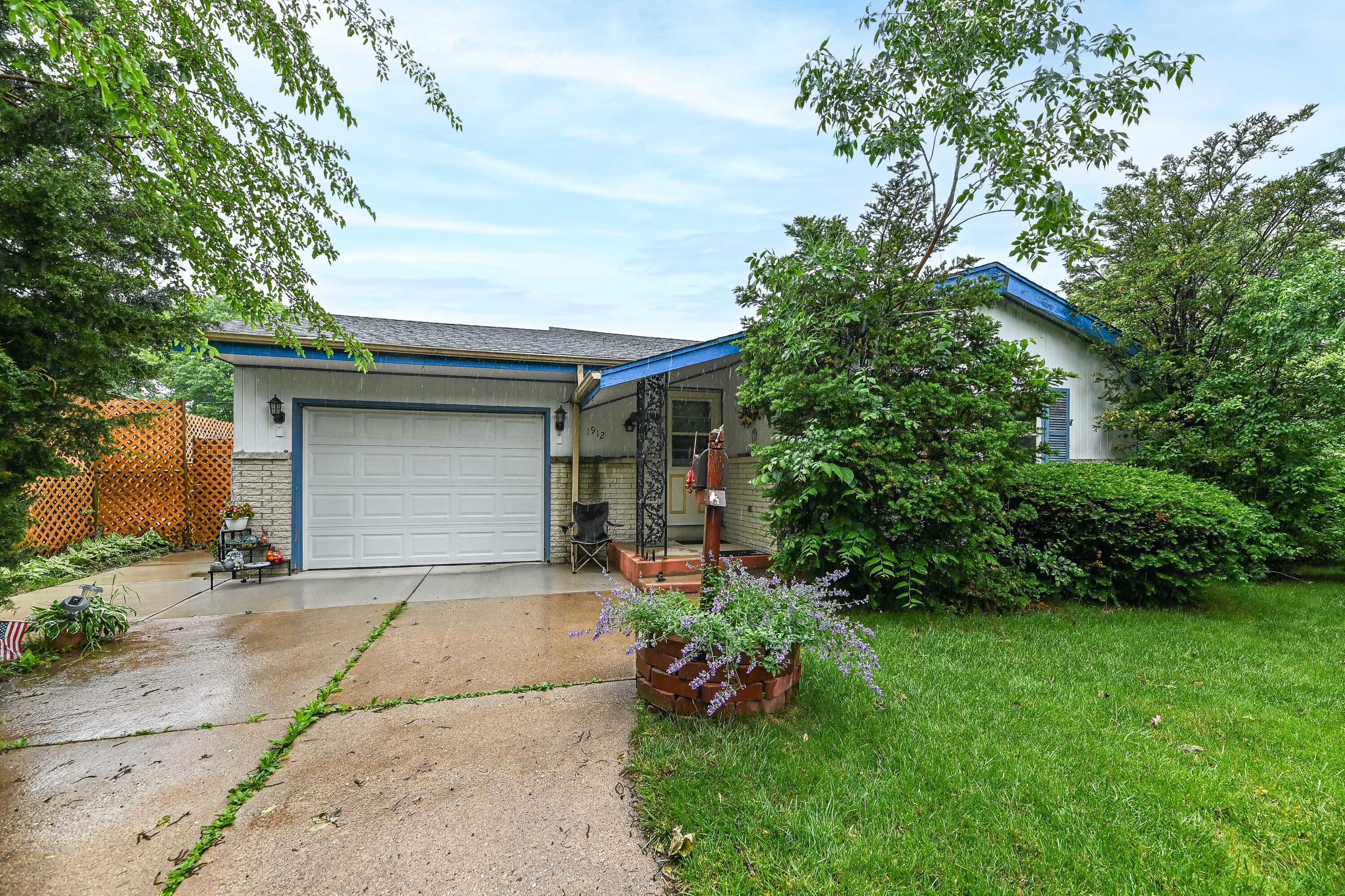Property Photo: 1912 W Kimberly Ave WI 53221