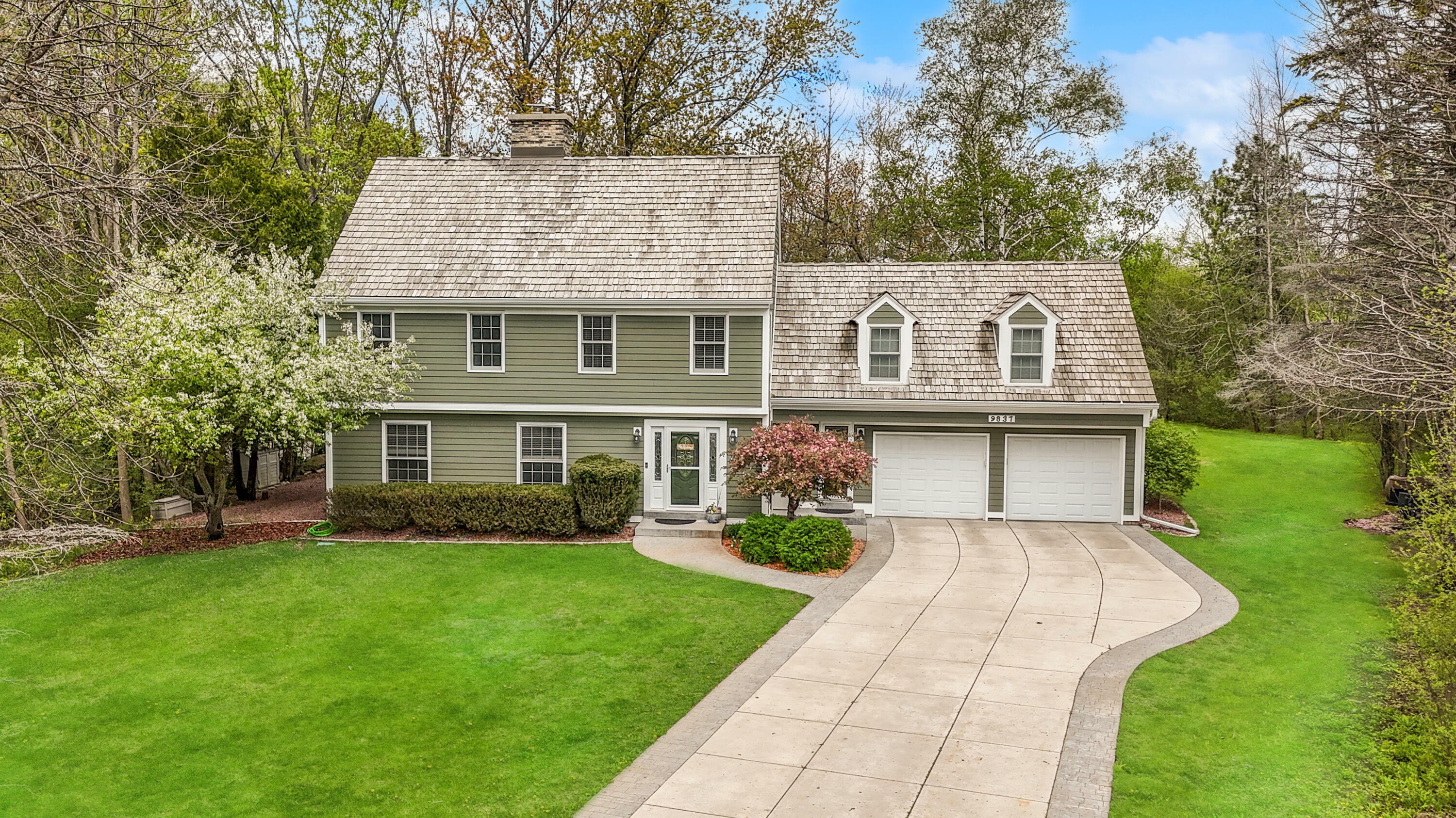 Property Photo: 9837 N Auburn Ct WI 53092