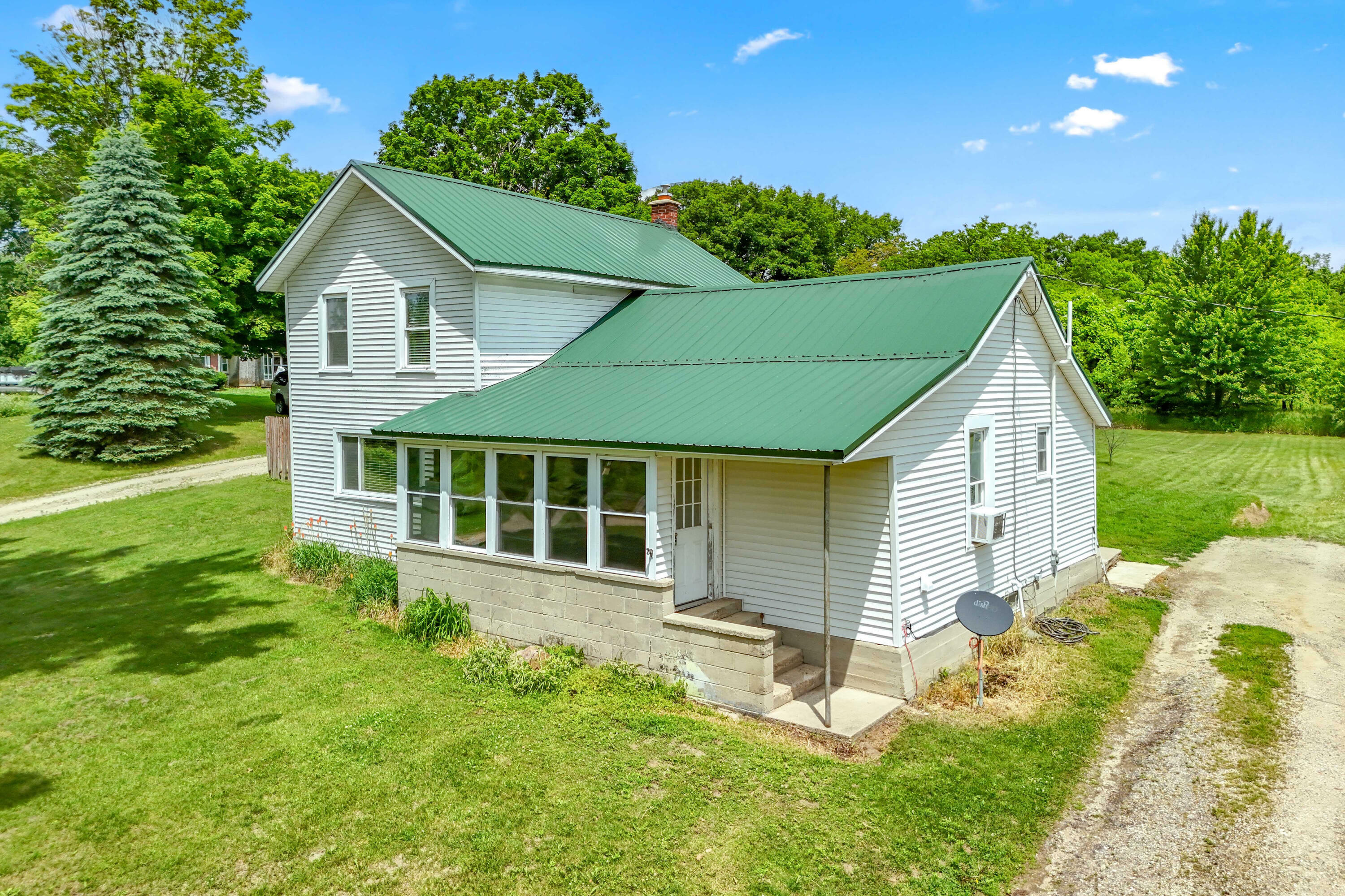 Property Photo: 2160 Lilac Road MI 49242