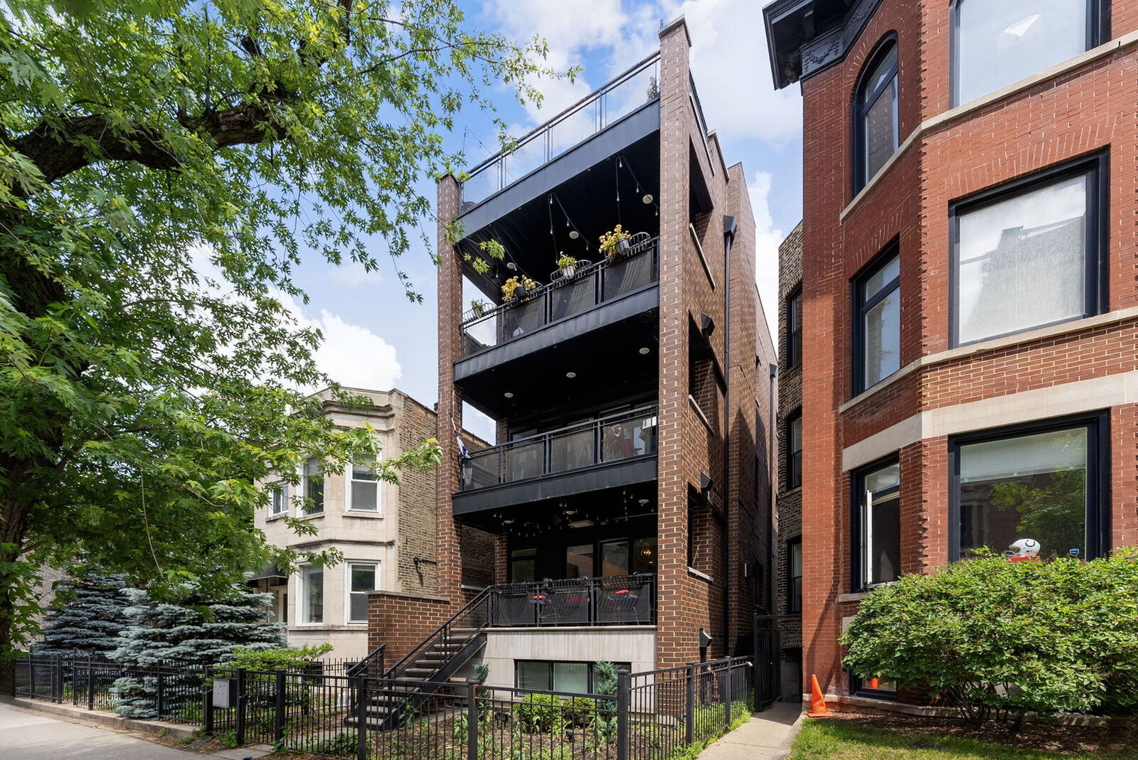 Property Photo:  3541 N Sheffield Avenue 1  IL 60657