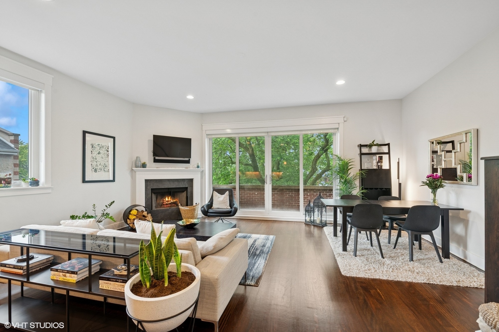 Property Photo: 639 W Briar Place 4W IL 60657
