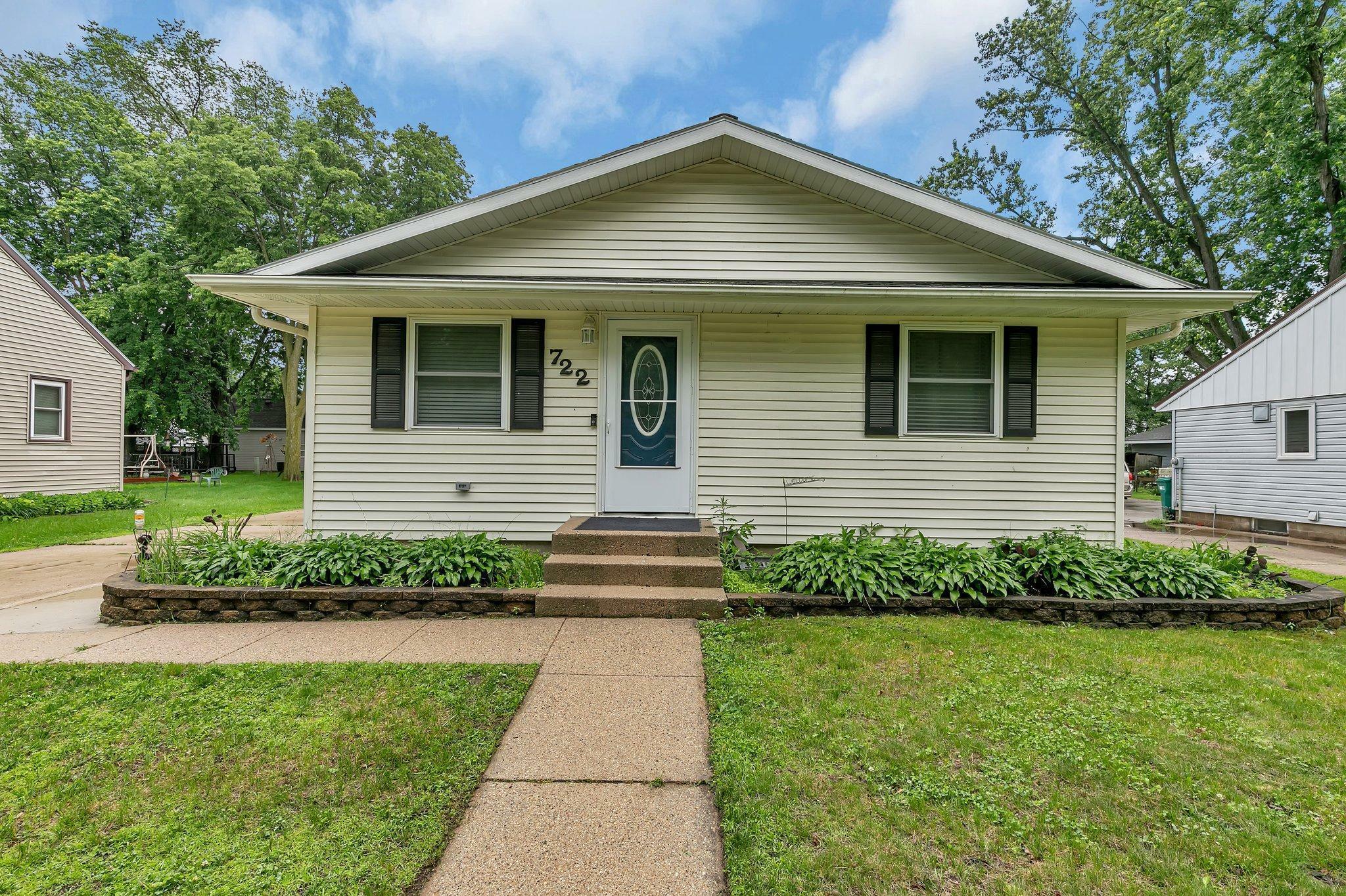 Property Photo:  722 E 4th Street  MN 55355 