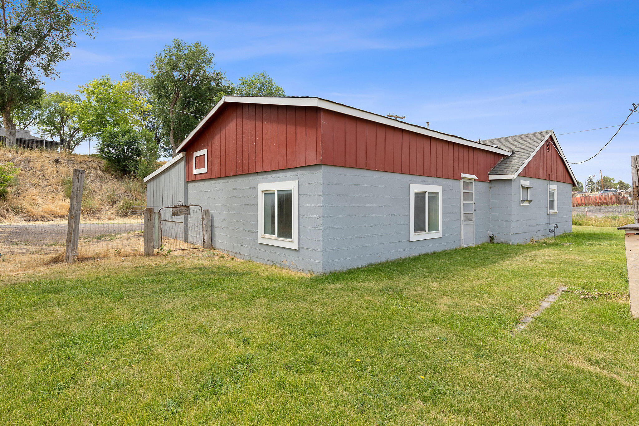 Property Photo:  518 NE Barnes Road  OR 97754 