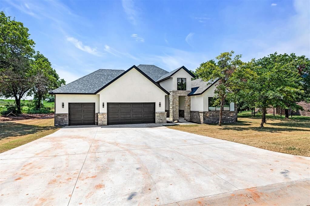 Property Photo: 8209 Buffalo Ridge OK 73007