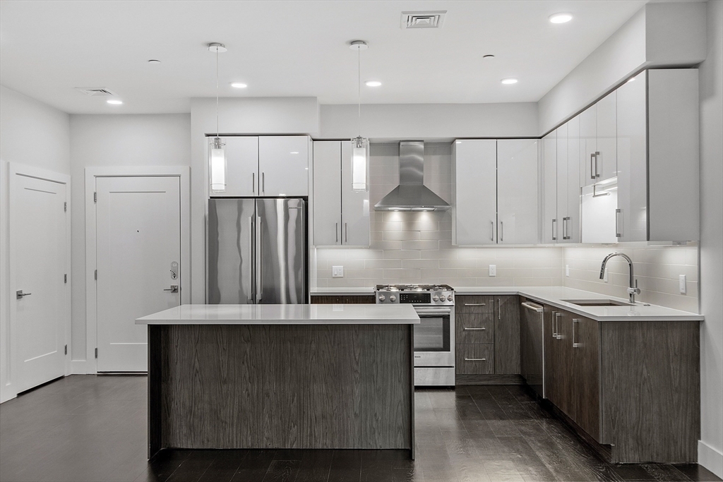 Property Photo: 124 Highland Ave 304 MA 02143