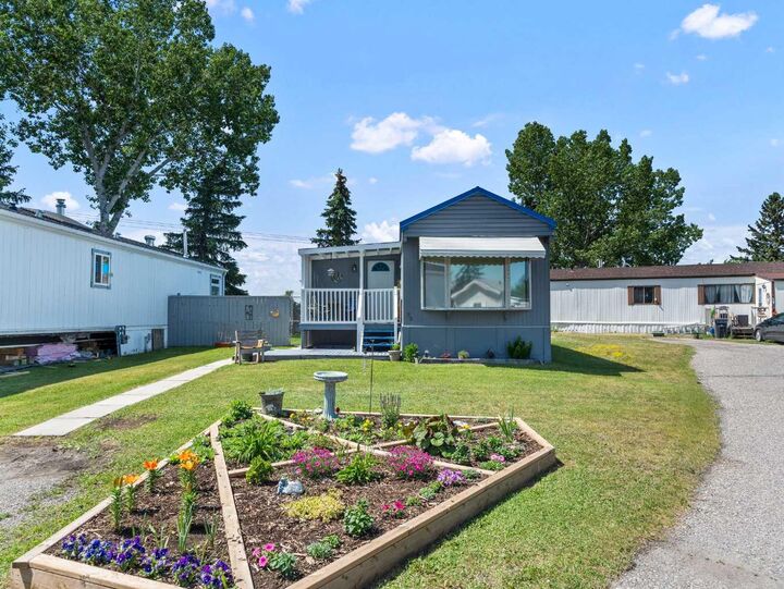 Property Photo: 25 Homestead Way SE AB T1V 1J7