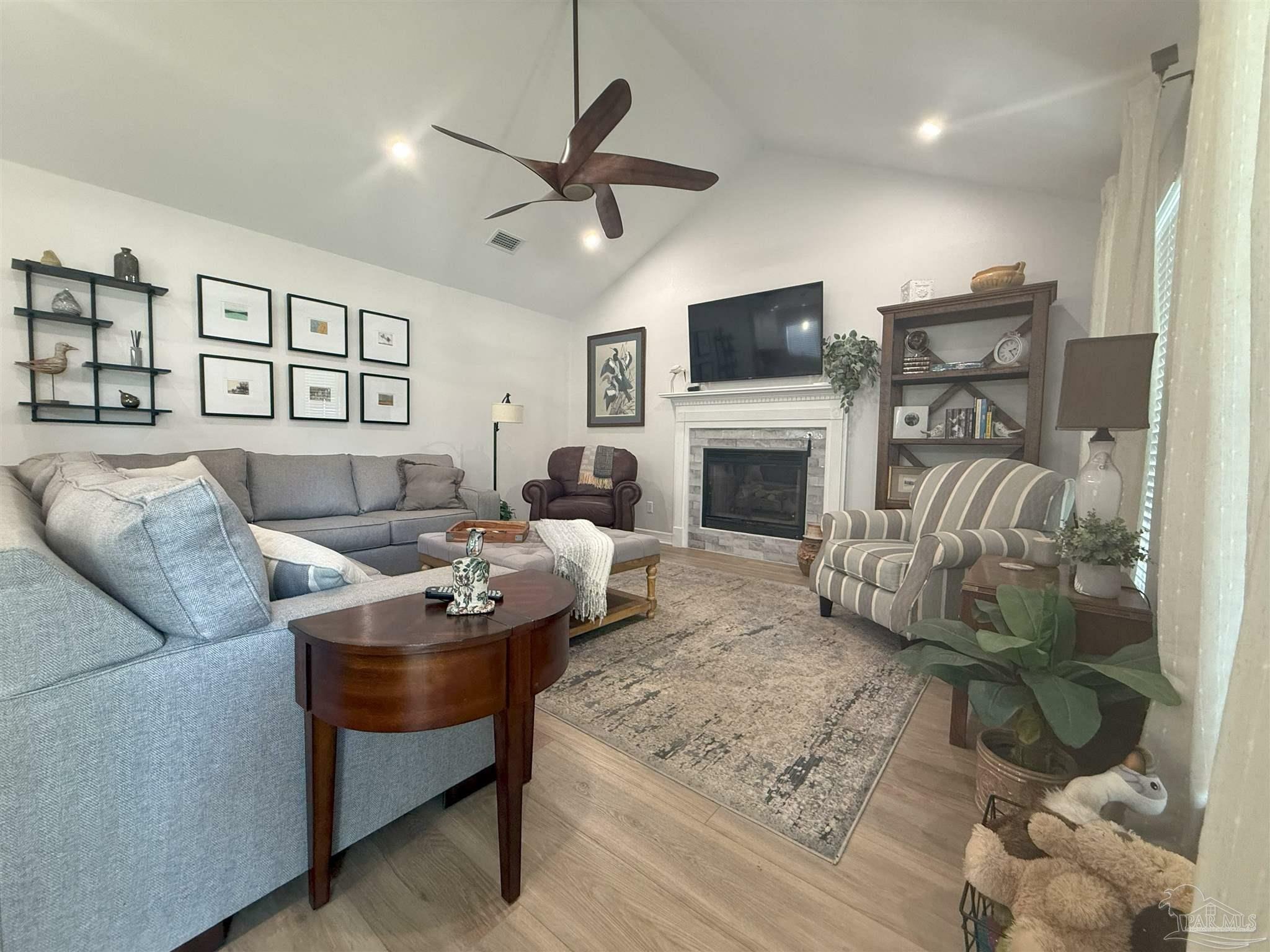 Property Photo: 1450 N 11th Ave FL 32503