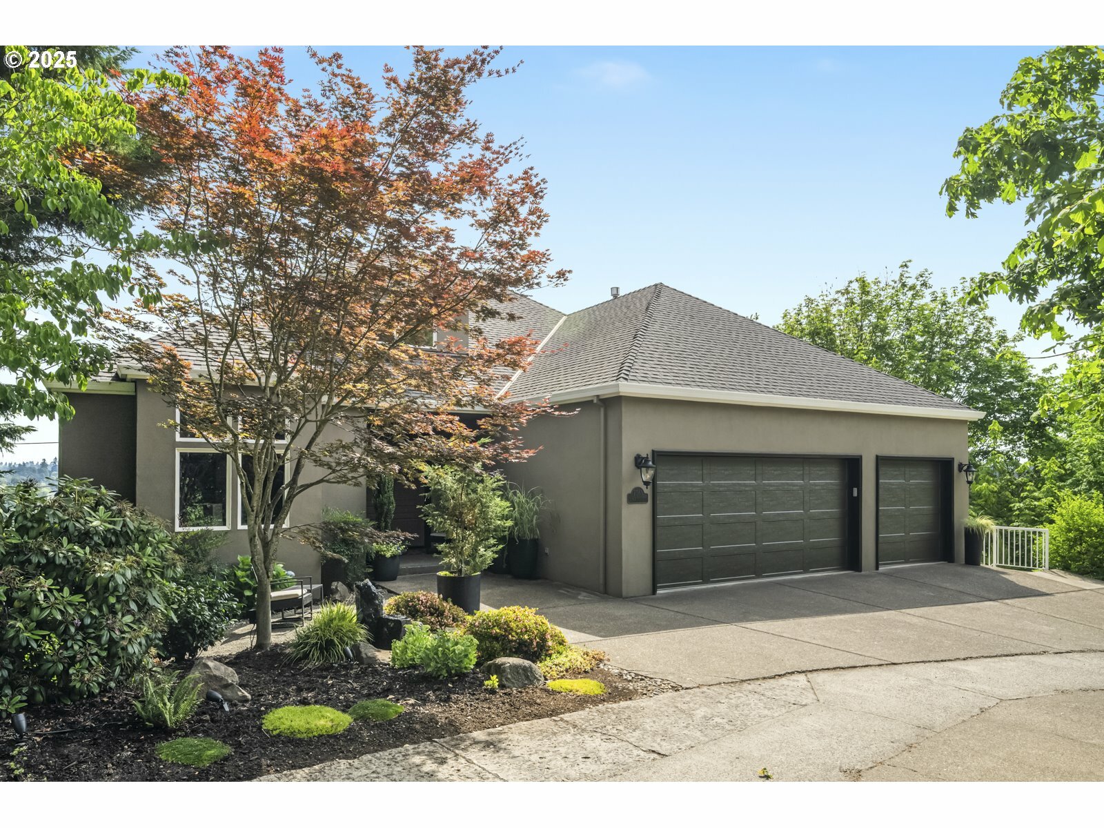 Property Photo: 7568 S Laview Dr OR 97219