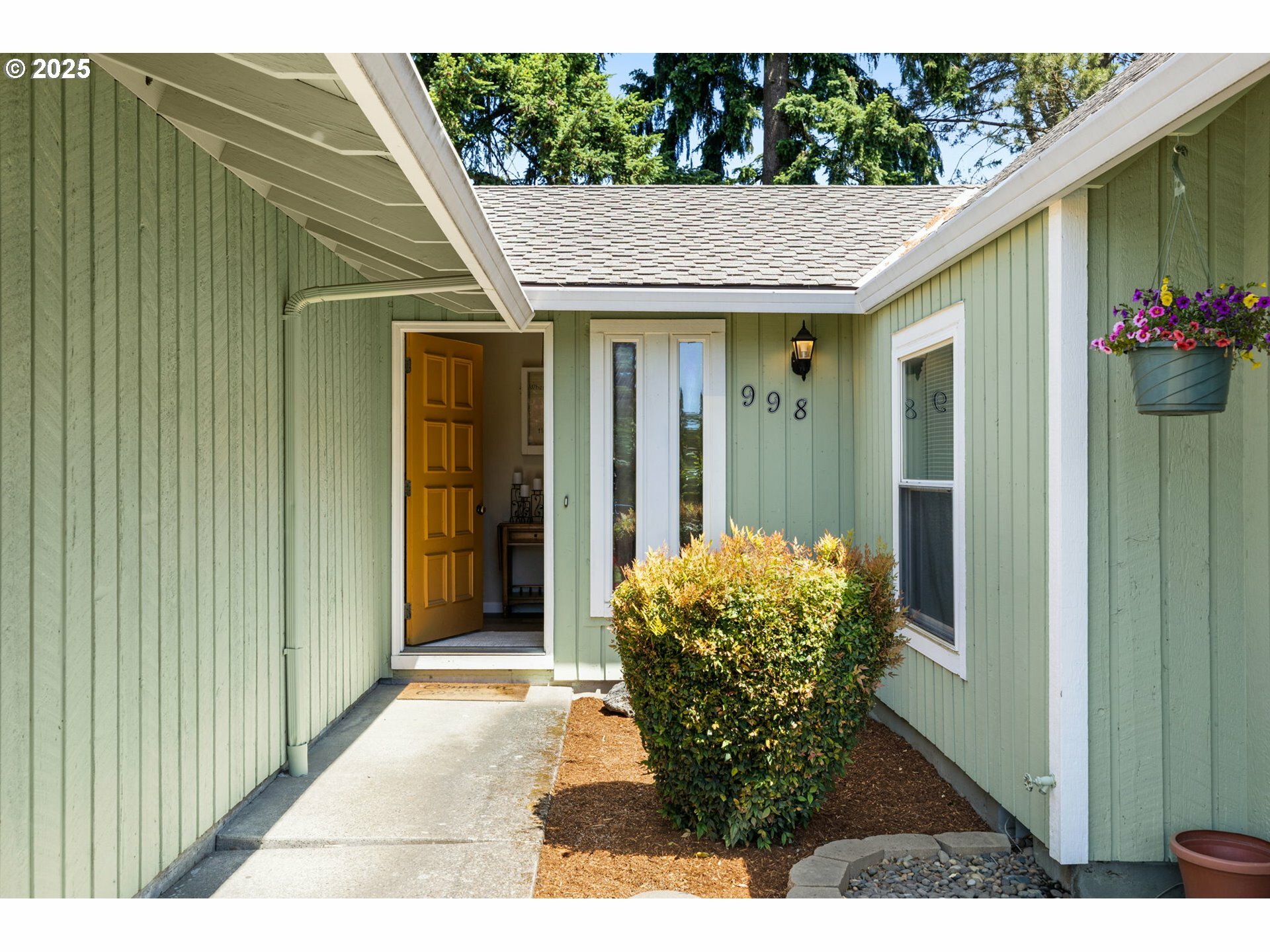 Property Photo: 998 NE Baldwin Dr OR 97124