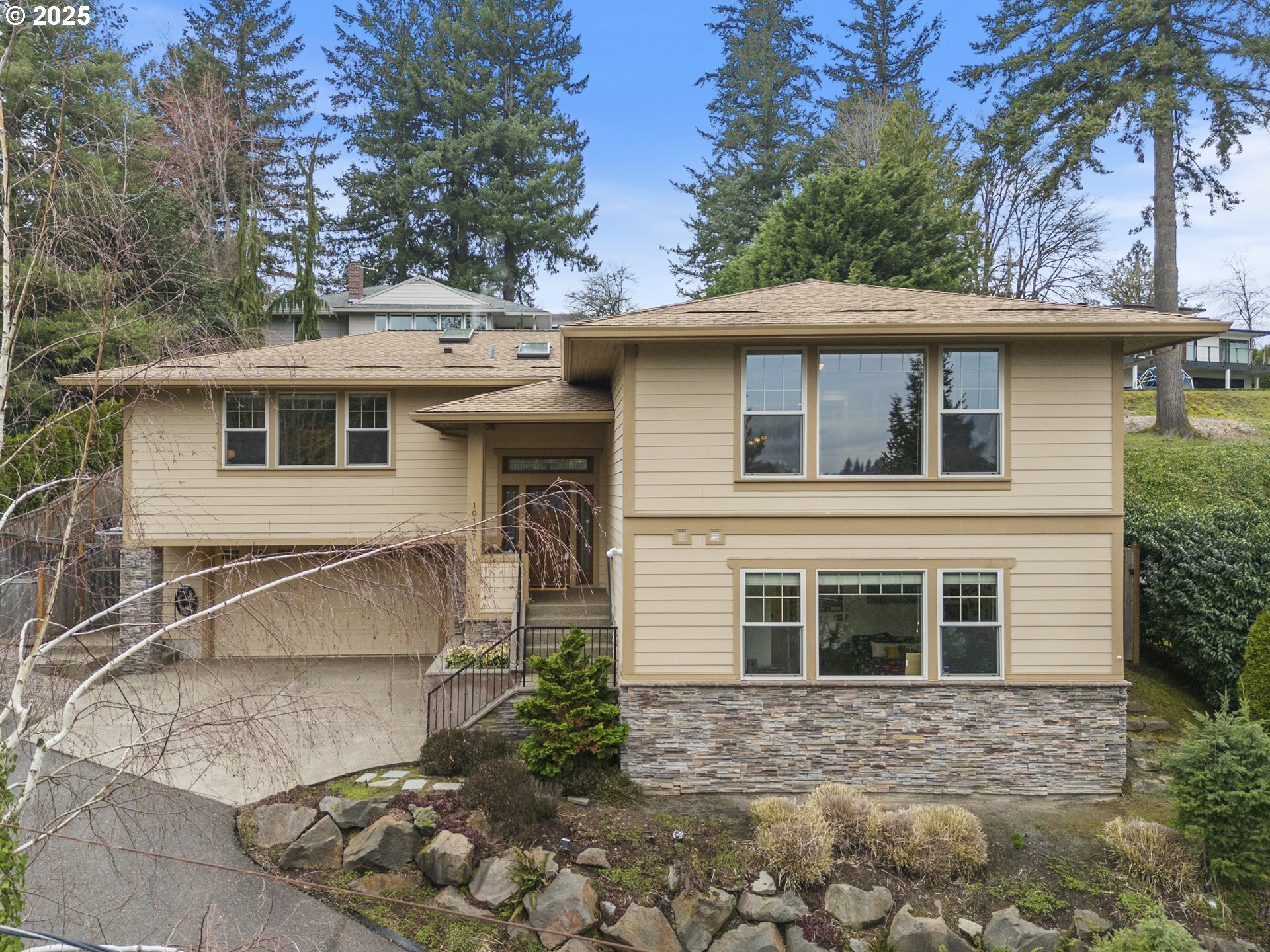 10137 SW Lancaster Rd  Portland OR 97219 photo