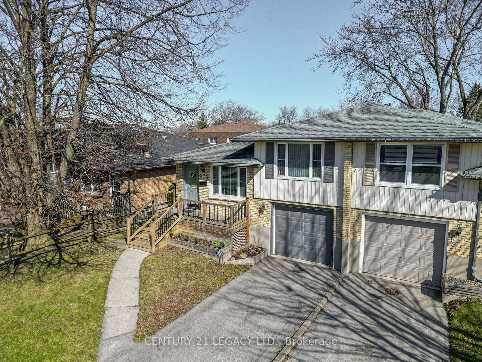 Property Photo: 971 Eagle Crescent ON N5Z 4K5