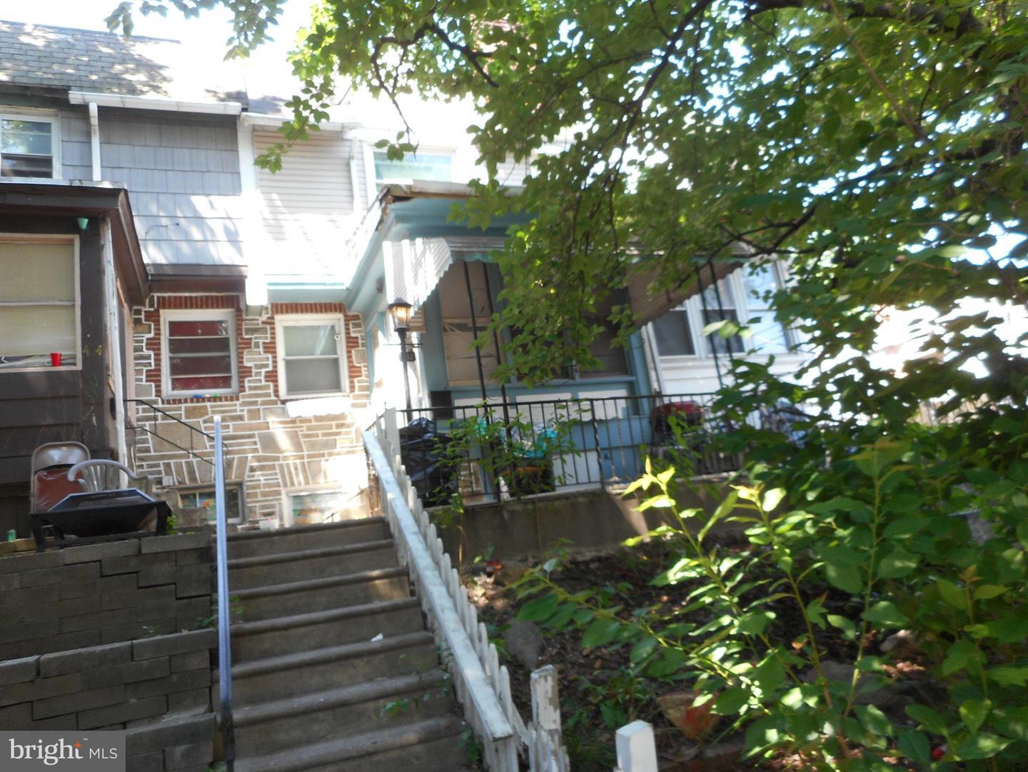 Property Photo: 402 Croyden Rd PA 19082