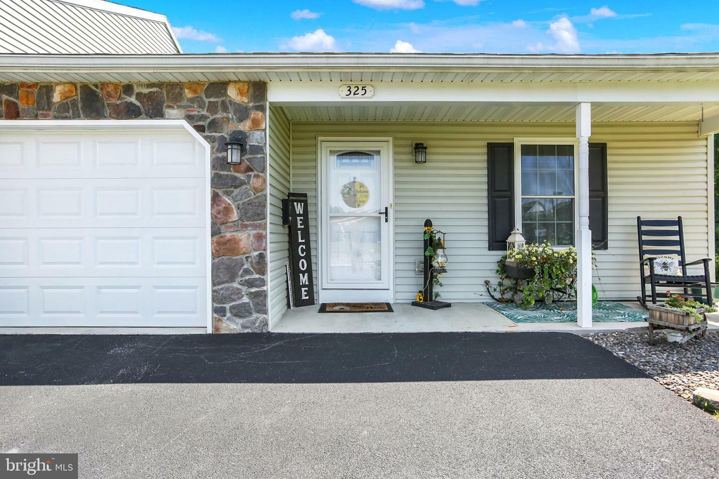 Property Photo: 325 Pelham Court PA 17013