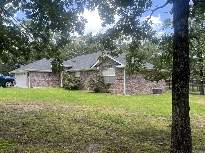 Property Photo:  301 Pin Oak  AR 71953 