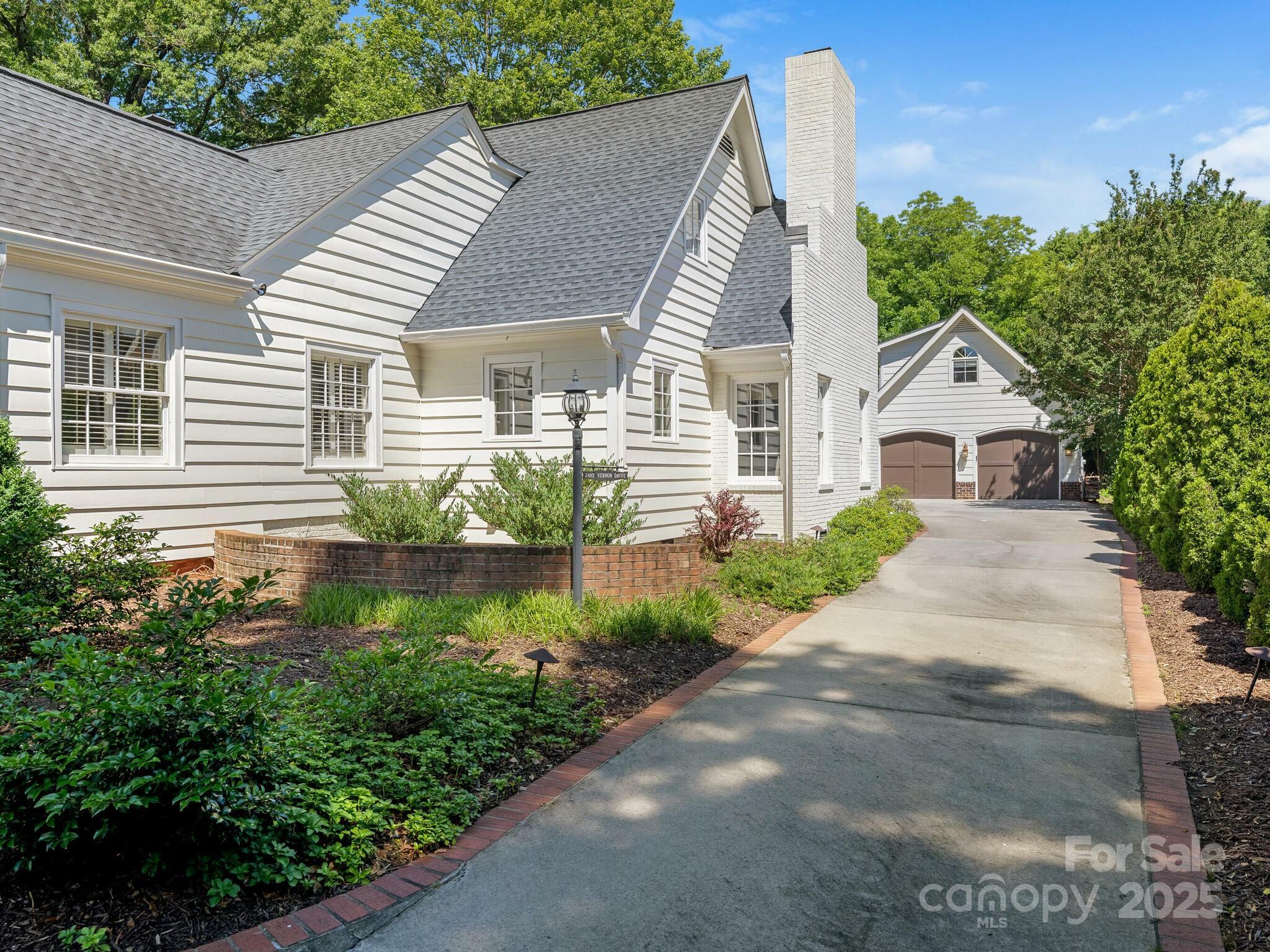 Property Photo: 2410 Vernon Drive NC 28211