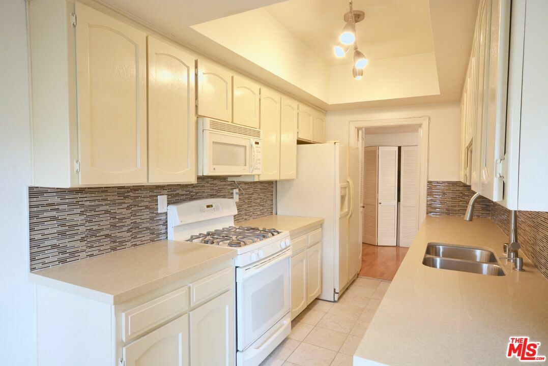 Property Photo: 11737 Darlington Ave CA 90049