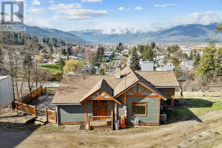 Photo de la propriété:  1321 10 Avenue Northeast  BC V1E 2V6 