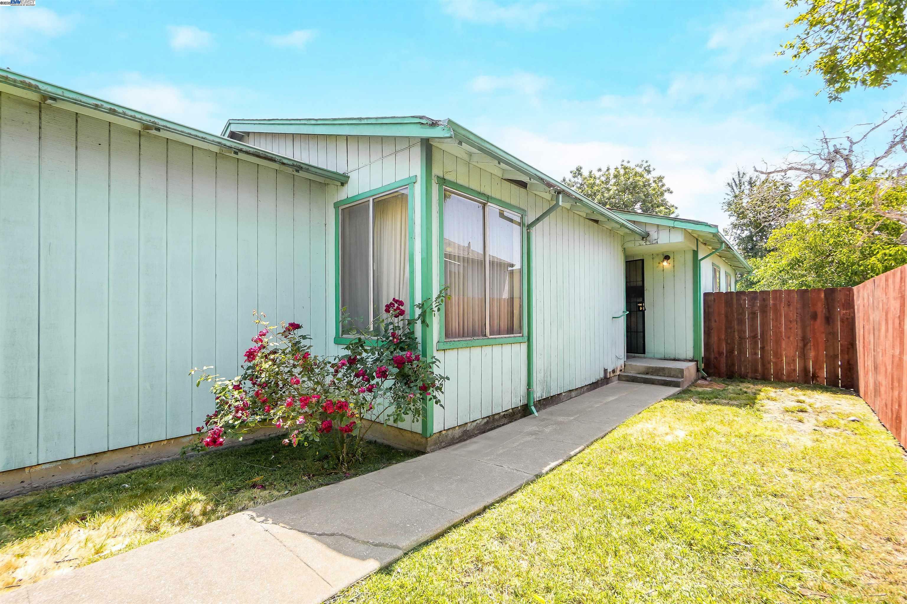 Property Photo:  970 92nd Ave  CA 94603 