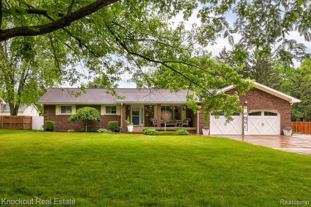 Property Photo:  605 Shawnesee  MI 48433 1326 
