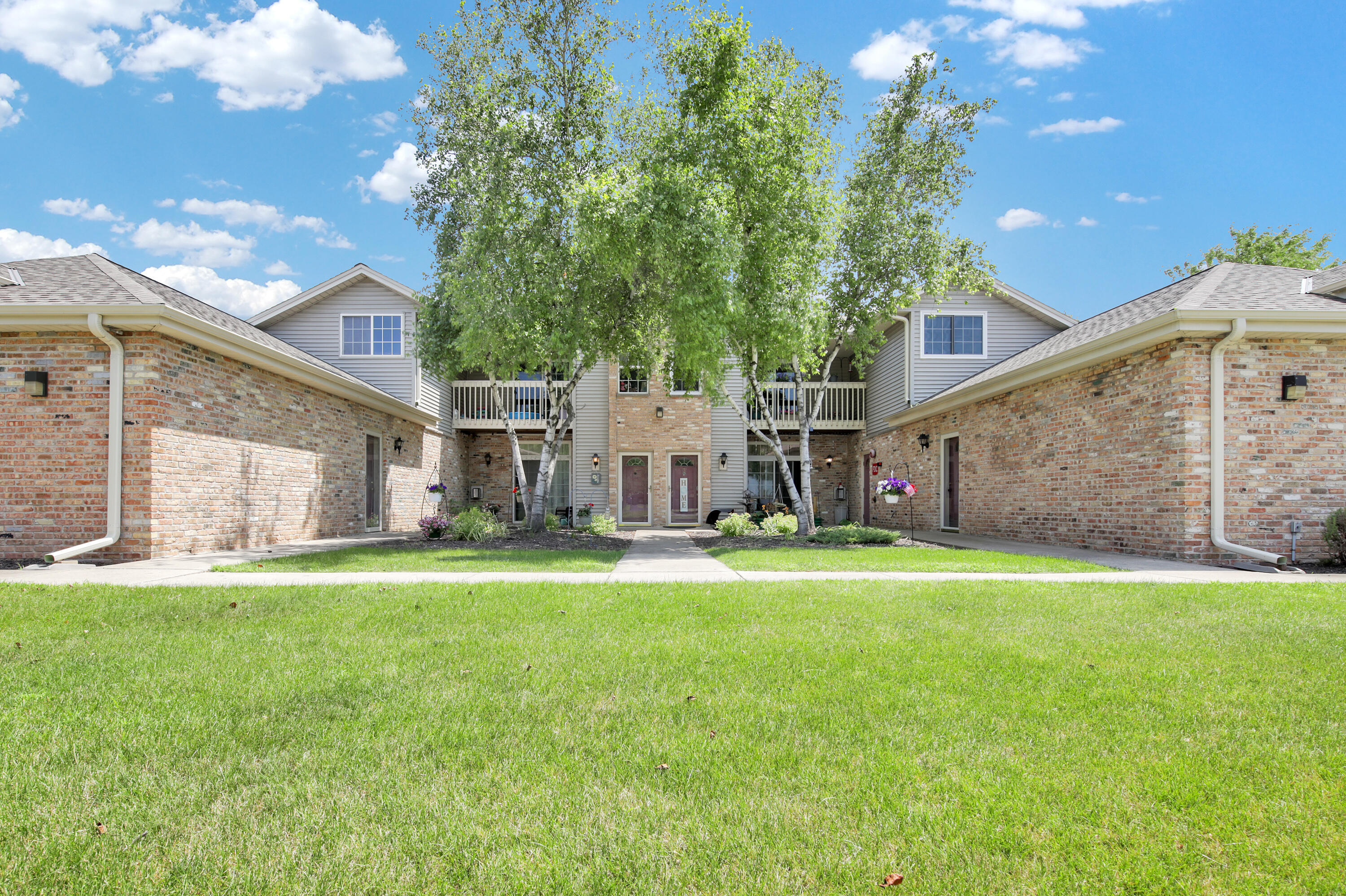 Property Photo: 210 W Oak Leaf Dr 2 WI 53154