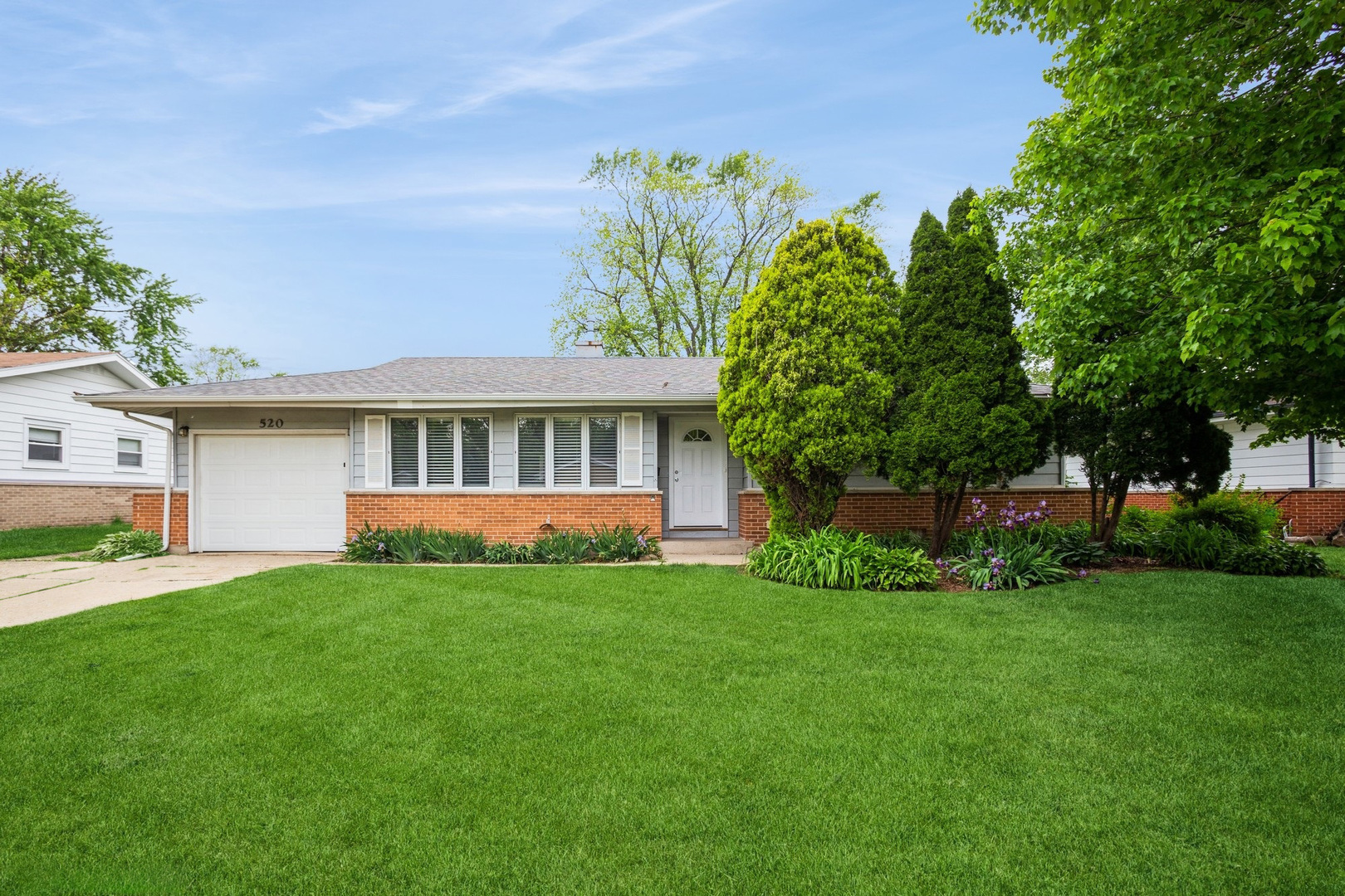 Property Photo: 520 Landmeier Road IL 60007