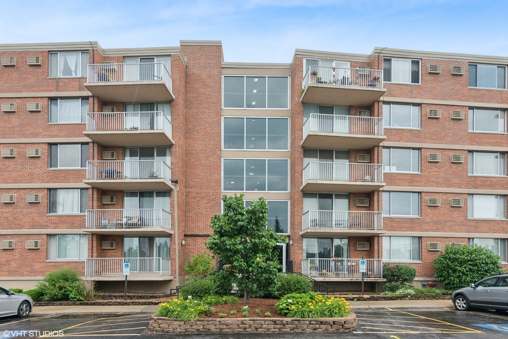Property Photo: 2200 S Stewart Avenue 4A IL 60148