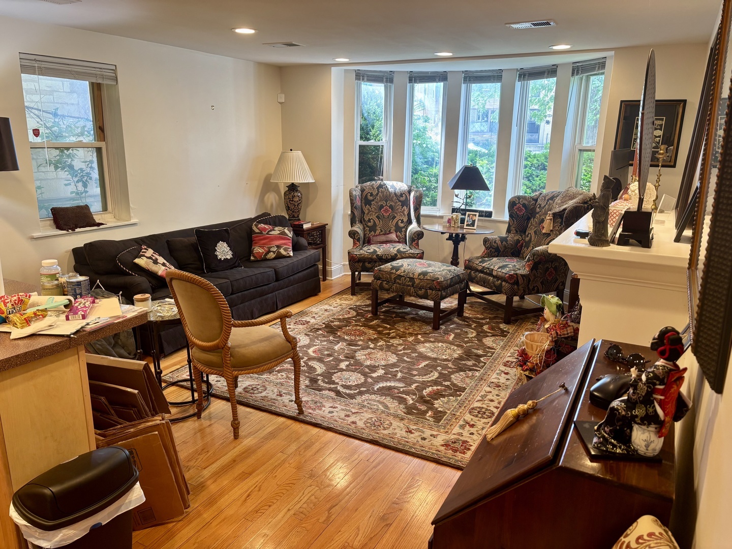 Property Photo: 6658 W Devon Avenue 1E IL 60631