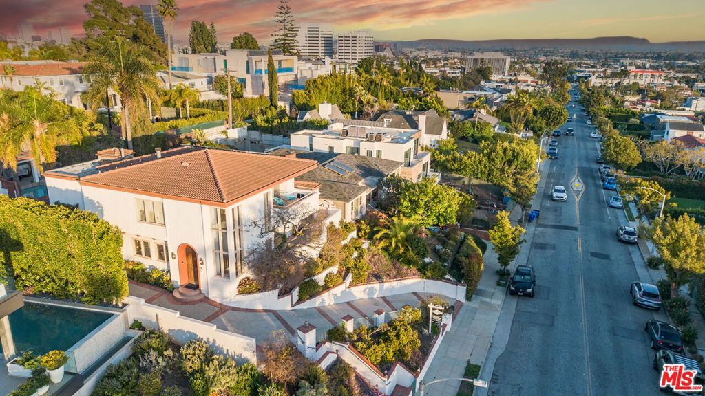 Property Photo:  905 Berkeley Street  CA 90403