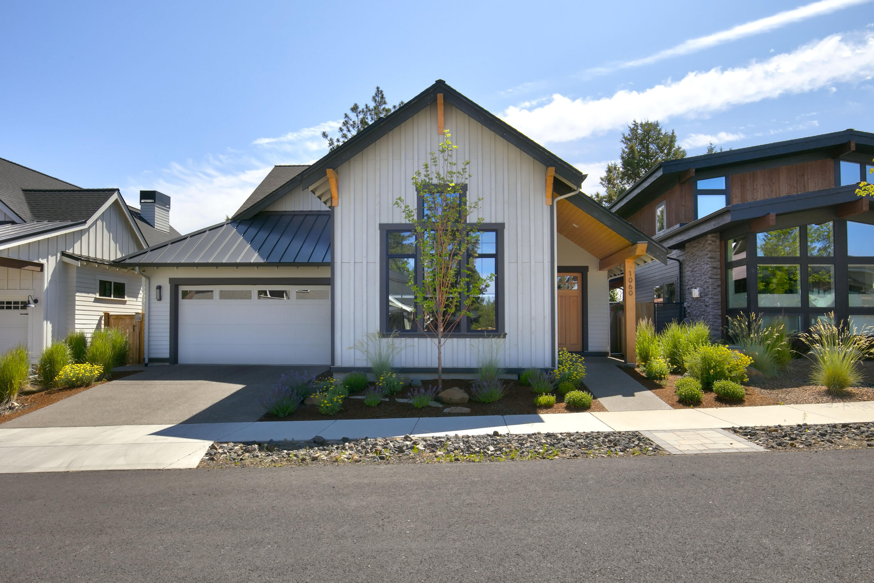 Property Photo: 1060 N Bluebird Street OR 97759